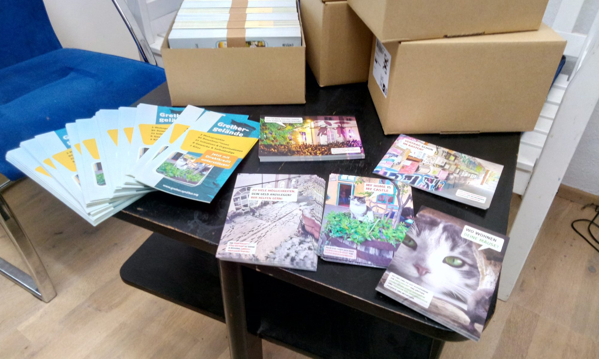 Das Bild zeigt Flyer und Postkarten für das Grethergelände